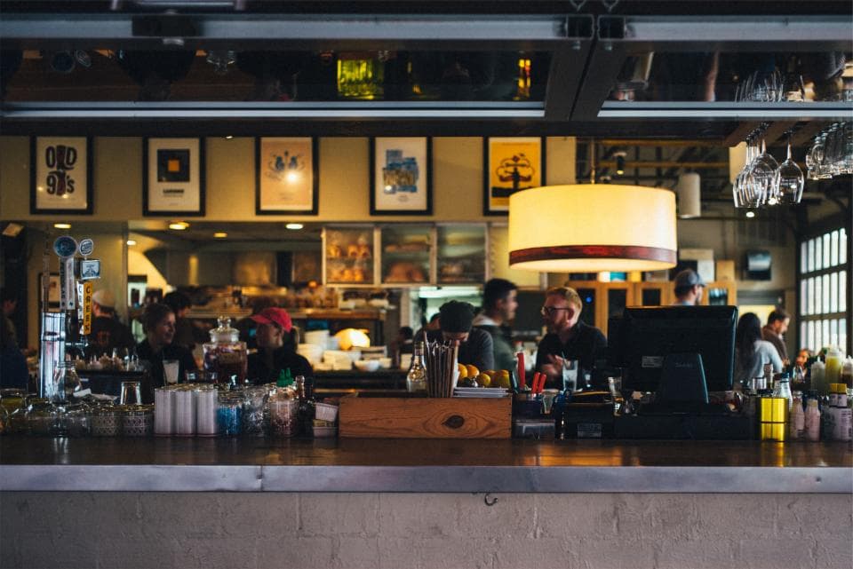 Le comptoir d’un bar en service, avec son terminal de caisse.
