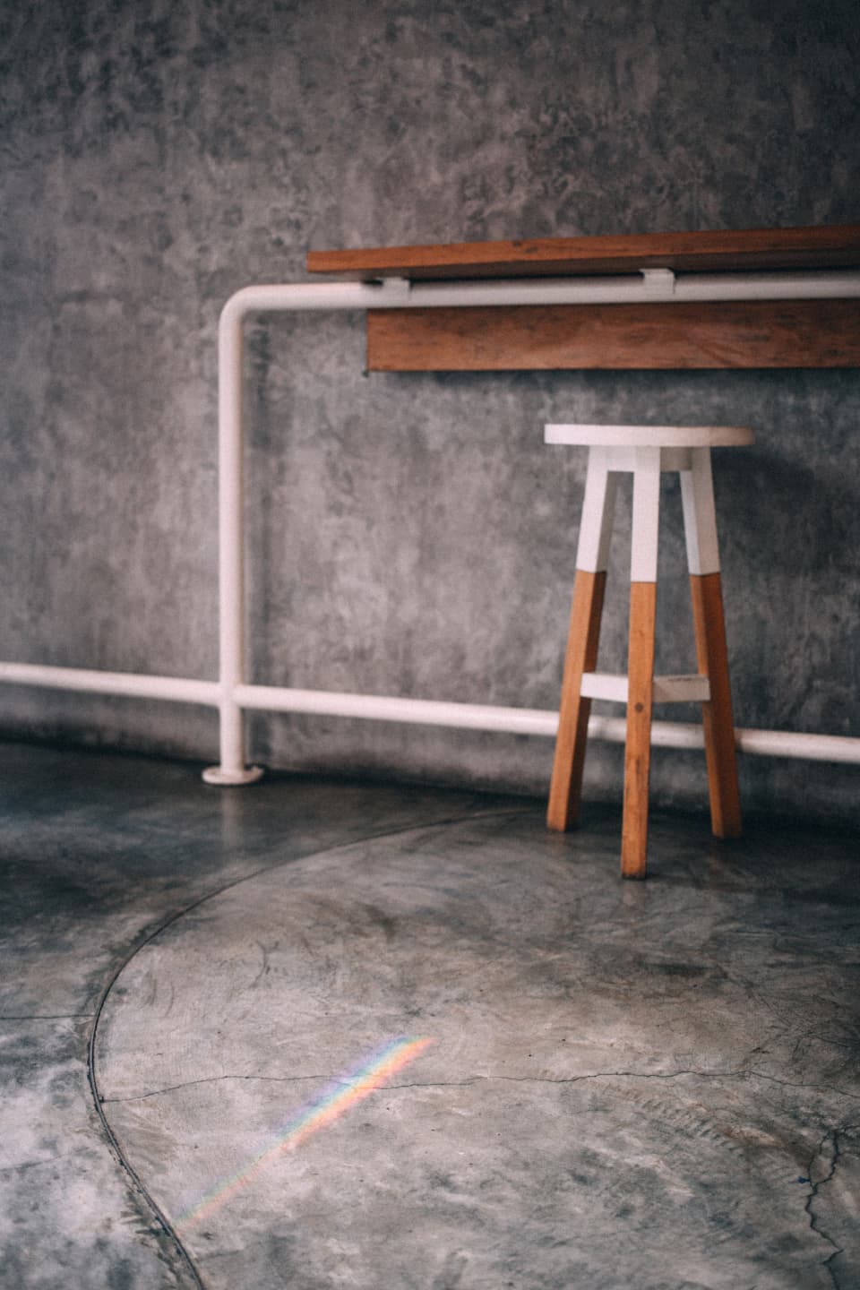 Un tabouret vide sous un comptoir, une fois le service terminé.