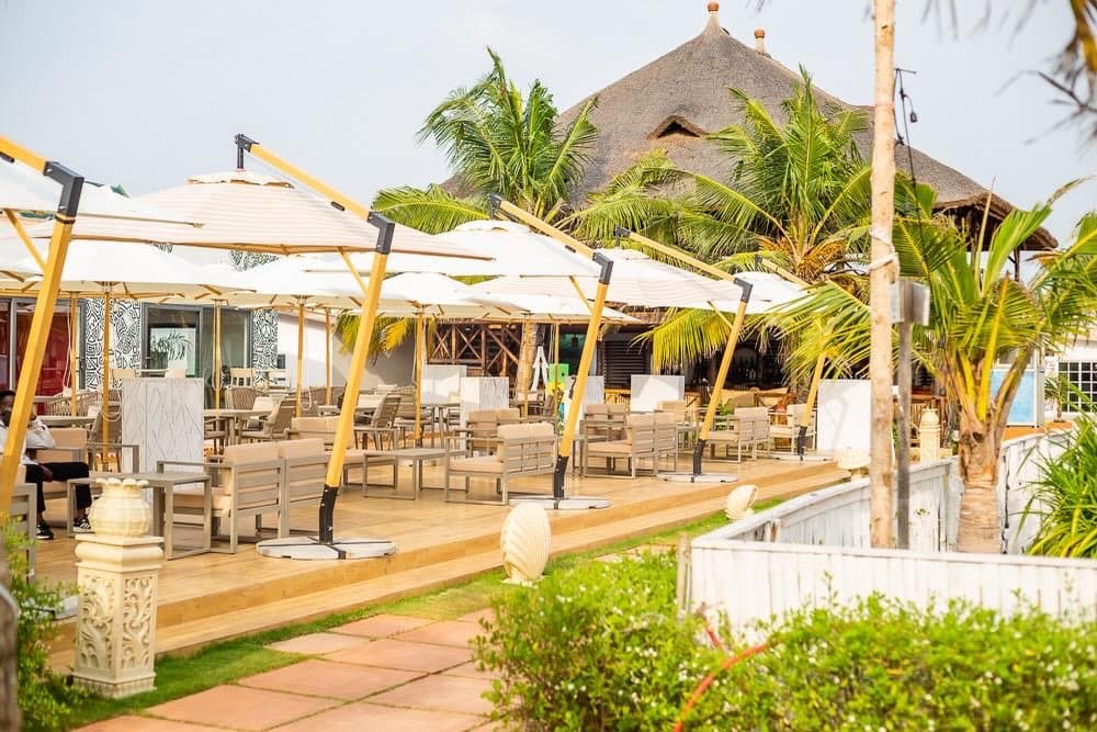 Terrasse d’un établissement de plage équipé de la plateforme